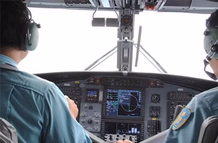 Máy bay vượt qua mây mù, mưa lớn để đến vị trí tìm kiếm.