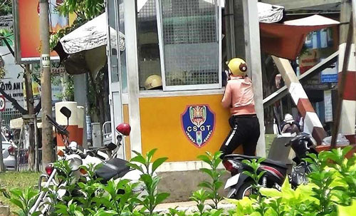 Dang lam ro viec CSGT “tiep tay” cho xe tai chay gio cam-Hinh-3