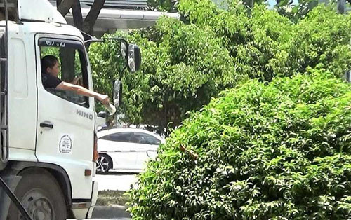 Dang lam ro viec CSGT “tiep tay” cho xe tai chay gio cam