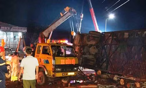 Xe khach giuong nam lat, de chet va bi thuong 19 nguoi