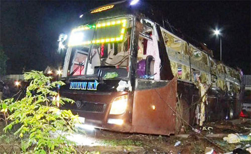 Xe khach giuong nam lat, de chet va bi thuong 19 nguoi-Hinh-2