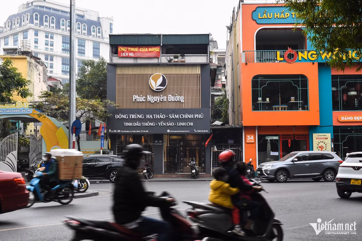 Ngôi nhà 2 tầng tại ngã ba Hai Bà Trưng - Thợ Nhuộm cũng treo biển cho thuê trong khi bên dưới cửa hàng vẫn hoạt động. Ông N.V.B (chủ nhà) cho biết, hiện giá thuê cho riêng mặt bằng tầng 1 là 60 triệu đồng/tháng, mức này có tăng so với thời điểm ký hợp đồng với người thuê cũ. Cũng theo vị chủ nhà, việc thay đổi giá thuê là rất bình thường vì các mặt bằng từ nhà ở tới kinh doanh tại thời điểm này đều đồng loạt tăng.