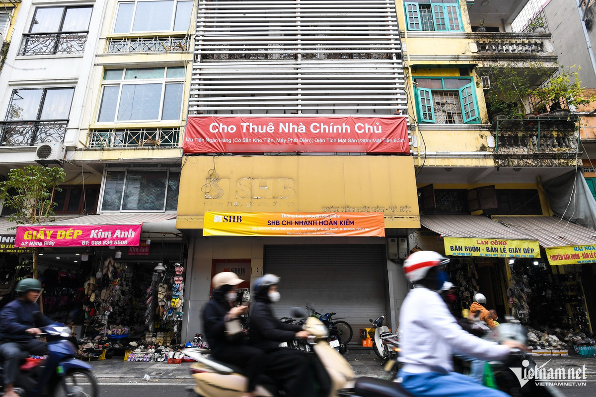 Một ngôi nhà nằm trên phố Hàng Giấy có mặt tiền 6,3m, diện tích mặt sàn 230m2, được quảng cáo là có sẵn kho tiền, máy phát điện... ưu tiên cho thuê để kinh doanh chi nhánh ngân hàng. Tấm băng rôn treo ngoài cửa còn nguyên nội dung bàn giao nhà ngay 1/1/2025 nhưng đến nay vẫn chưa có dấu hiệu hoạt động. Trên một website bất động sản, căn nhà này được rao cho thuê giá 250 triệu đồng/tháng, nếu khách chỉ thuê riêng tầng 1 mức giá là 100 triệu đồng. 