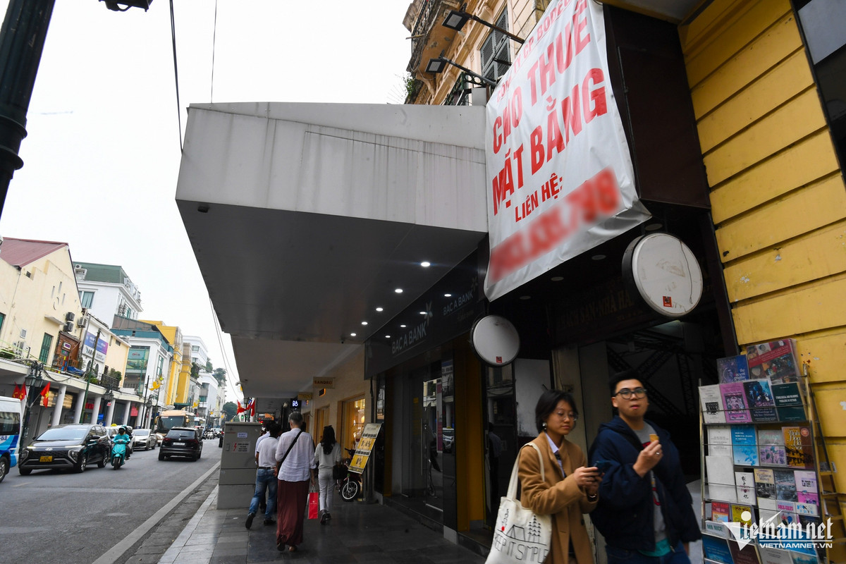 Một mặt bằng sâu 20m trong ngõ nhỏ phố Tràng Tiền, có diện tích sử dụng 135m2 được chào thuê với giá 90 triệu đồng/tháng. Trao đổi qua số điện thoại trên, được biết, người thuê cần làm hợp đồng ít nhất 2 năm và đặt cọc 180 triệu đồng (tương đương 2 tháng tiền nhà). 