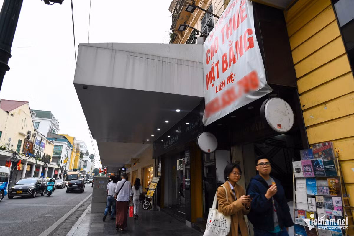 Một mặt bằng sâu 20m trong ngõ nhỏ phố Tràng Tiền, có diện tích sử dụng 135m2 được chào thuê với giá 90 triệu đồng/tháng. Trao đổi qua số điện thoại trên, được biết, người thuê cần làm hợp đồng ít nhất 2 năm và đặt cọc 180 triệu đồng (tương đương 2 tháng tiền nhà). 