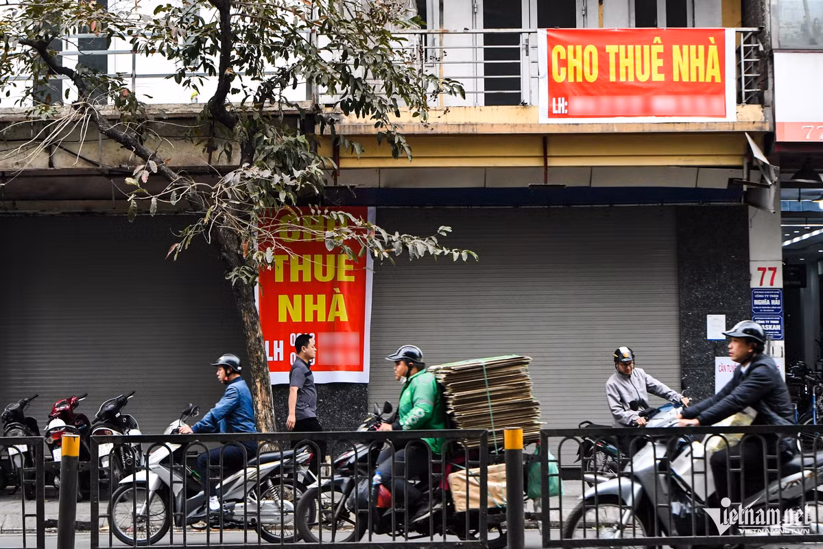 Chỉ tính riêng trên phố Tôn Đức Thắng (quận Đống Đa) có tới 20 mặt bằng đang được rao cho thuê, ngoài ra còn rất nhiều cửa hàng đóng cửa im ỉm trong giờ hành chính hoặc biển quảng cáo phía ngoài không còn.