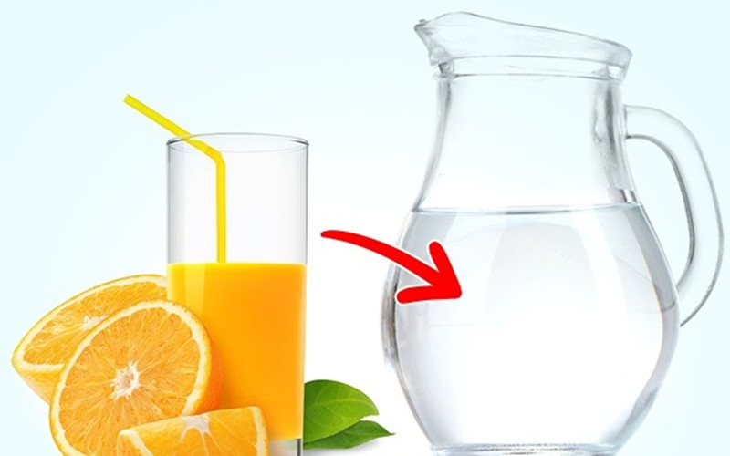 Không uống nước ép từ trái cây họ cam: Các axit và chất xơ cứng có trong trái cây họ cam quýt sẽ kích thích dạ dày trống rỗng của bạn, điều này đặc biệt nguy hiểm đối với những người bị viêm dạ dày hoặc có nguy cơ mắc bệnh viêm dạ dày.