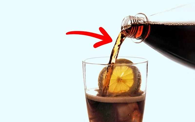 Không uống thức uống chứa cồn: Khi dạ dày trống rỗng, tốc độ hấp thụ rượu của cơ thể sẽ tăng lên gấp đôi, từ đó có thể dẫn đến đau dạ dày và giảm lượng đường trong máu. Bạn sẽ gặp các hiện tượng chóng mặt, đổ mồi hôi, lạnh và đói cồn cào hoặc hôn mê.