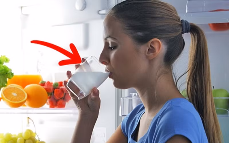 Không đi ngủ ngay: Cơn đói và mức glucose trong cơ thể thấp sẽ chúng ta khó ngủ và giấc ngủ sẽ không sâu. Điều thú vị là, việc thiếu ngủ làm tăng mức độ sản sinh hormone gây đói. Đây chính là lí do chúng ta ăn nhiều hơn vào sáng hôm sau sau khi bỏ bữa tối.