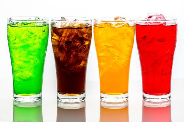 7. Quên những gì bạn đã uống Những thứ như soda và nước trái cây với lượng đường cao thường khiến mọi người cảm thấy no. Bia và rượu vang cũng có thể có lượng calo khá cao, đặc biệt là mọi người hiếm khi dừng lại ở một cốc. Tuy nhiên, khi nghĩ về các thực phẩm mình đã ăn trong ngày, chúng ta sẽ thường chỉ nghĩ đến các loại thức ăn mà không tính đến các loại đồ uống.
