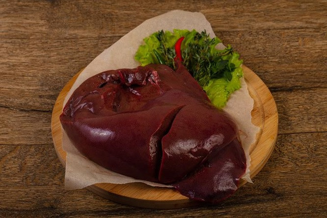 10. Gan, nội tạng động vật Gan là thực phẩm mang lại một số lợi ích sức khỏe nhất định, nhưng cũng có thể gây hại cho động mạch của bạn. Trong gan chứa nhiều chất sắt rất tốt cho máu, nhưng cũng khiến cho cơ thể dư thừa lượng cholesterol và chất béo bão hòa.