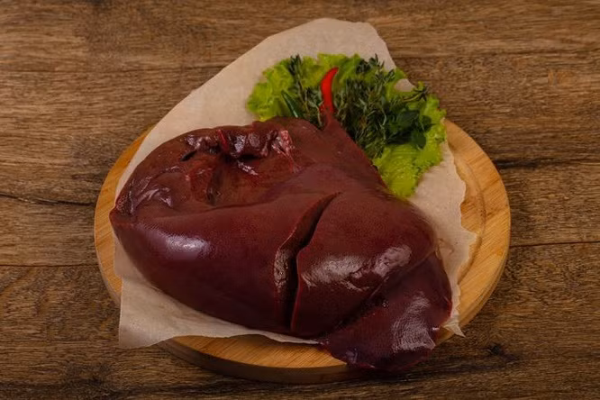 10. Gan, nội tạng động vật Gan là thực phẩm mang lại một số lợi ích sức khỏe nhất định, nhưng cũng có thể gây hại cho động mạch của bạn. Trong gan chứa nhiều chất sắt rất tốt cho máu, nhưng cũng khiến cho cơ thể dư thừa lượng cholesterol và chất béo bão hòa.