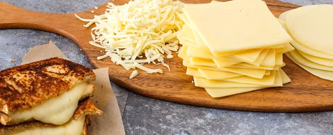 11. Phô mai Phô mai không có vị mặn không có nghĩa là nó ít natri. Ngược lại, phô mai thường có hàm lượng natri cao đủ để khiến bạn bị tăng huyết áp và nhận nhiều nguy cơ đáng lo ngại về sức khỏe.