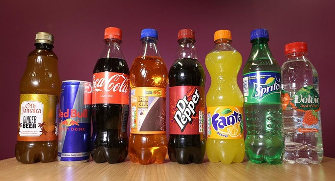 8. Soda và nước ngọt có ga Nếu bạn có thói quen thường xuyên uống soda và nước ngọt có ga, bạn rất dễ mắc bệnh tim do chất đường và vị ngọt nhân tạo trong nước này không có lợi cho sức khỏe.