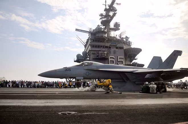 Máy bay cất cánh suốt cả ngày.