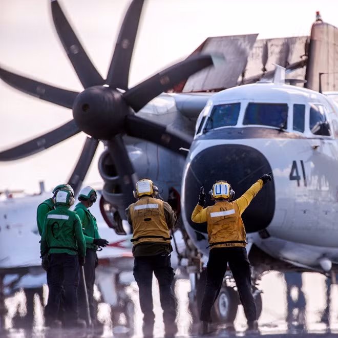 Chỉ cần sai hướng một bước, cánh quạt máy bay có thể lập tức trở thành chiếc máy nghiền thịt.