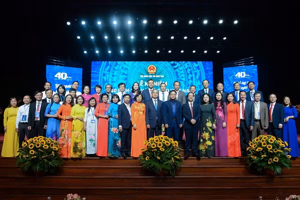 Bo truong Nguyen Kim Son: Muon day nguoi, nha giao phai thau hieu con nguoi-Hinh-2