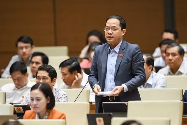 Bo truong Nguyen Manh Hung: “Toi di mua kinh, ho hoi so dien thoai cung dua”