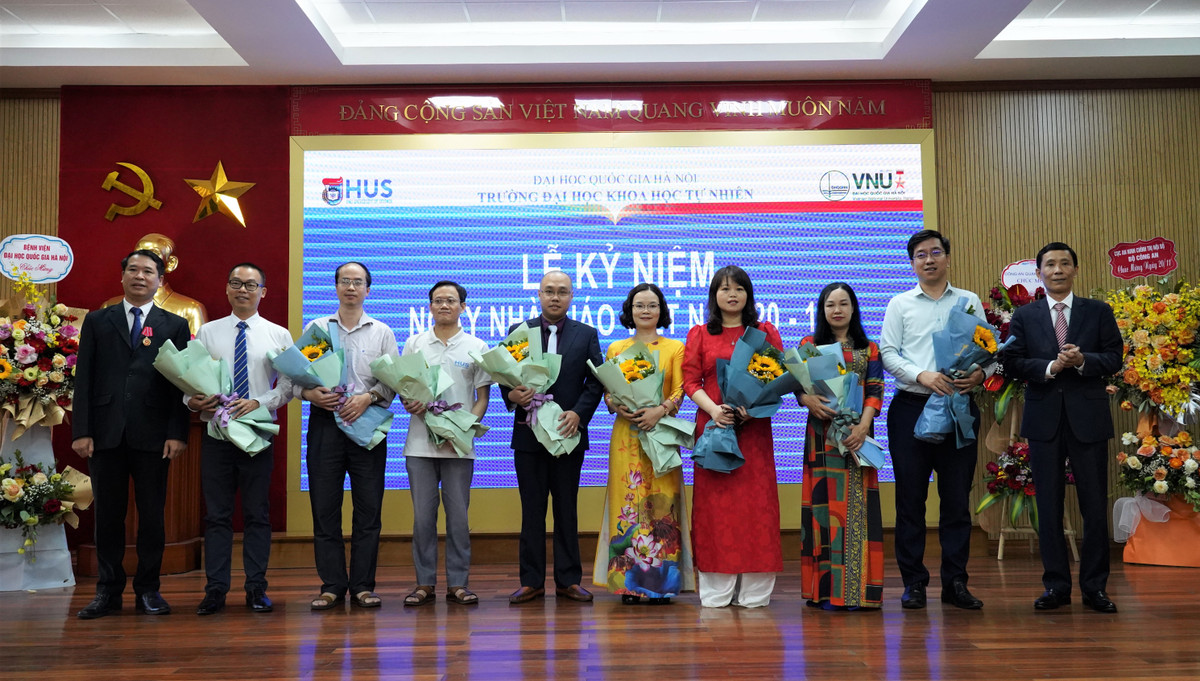 Truong DH Khoa hoc Tu nhien co 12 tan Giao su, Pho Giao su-Hinh-2