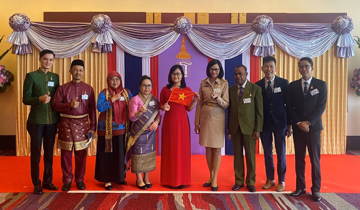 DB Quoc hoi Ha Anh Phuong: “Trong truong hoc con co nhan vien