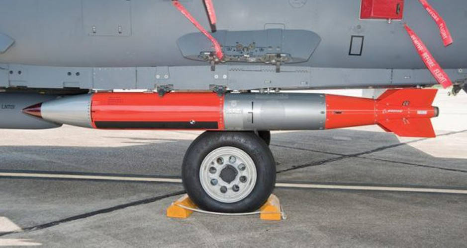 Bom B61-12 có trọng lượng chỉ 320 kg; chiều dài 3,56 m; đường kính 33 cm, có thể dễ dàng tích hợp vào khoang vũ khí của tiêm kích tàng hình F-35.