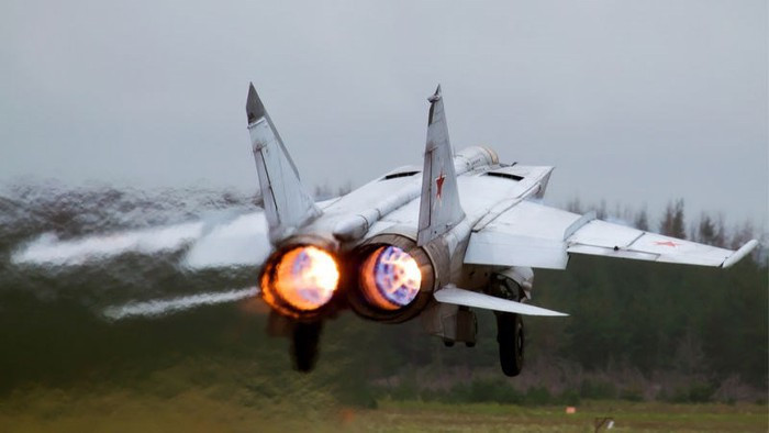 Kết quả là MiG-25, vẫn là tiêm kích đánh chặn “bất bại” về tốc độ trong suốt 50 năm qua. Ngày nay chỉ còn rất ít tiêm kích MiG-25 trong biên chế, chủ yếu là trong không quân Algeria và Syria. Hầu hết các tiêm kích MiG-25 đều bị loại biên ngay sau khi Liên Xô tan rã.