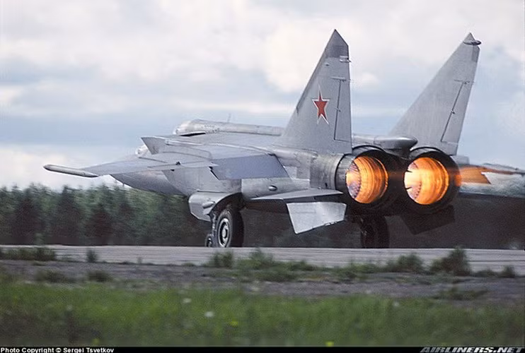 Nhưng kể từ thập niên 1970, các loại máy bay chiến đấu đã không quá chạy đua về tốc độ; ngoài vấn đề rào cản nhiệt, tốc độ siêu thanh làm tiêu hao nhiên liệu quá lớn, do vậy những máy bay cận âm trở nên quan trọng hơn; máy bay chiến đấu giai đoạn về sau chỉ vượt qua tốc độ Mach 1 trong trường hợp khẩn cấp.