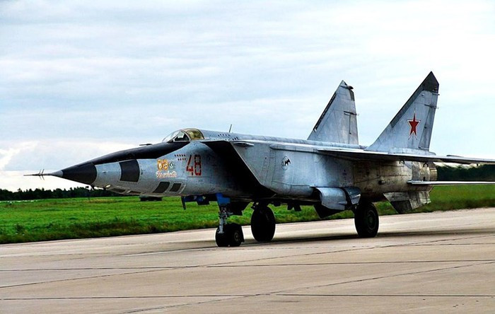 MiG-25 cũng lập kỷ lục về khả năng leo cao, trong thời gian 4 phút 11 giây, đã đạt đến độ cao 35.000 m; độ cao mà nhiều máy bay chiến đấu khác không thể đạt tới.