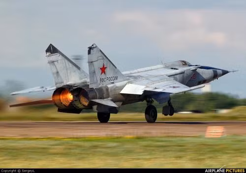 Để thực hiện vai trò đánh chặn và chiếm ưu thế trên không, MiG-25 được trang bị 4 tên lửa không đối không R-40 với tầm bắn tối đa 80 km. Một số chiếc còn được tối ưu hóa để thực hiện nhiệm vụ tấn công tốc độ cao.