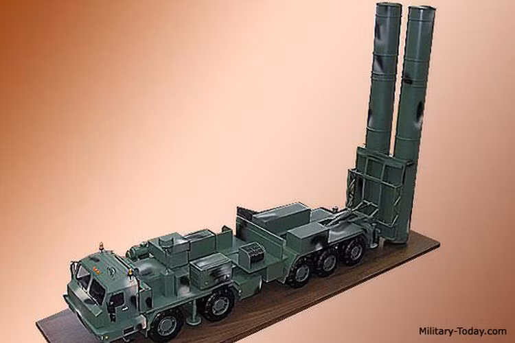Trong các bài kiểm tra, radar của S-400 phát hiện được tiêm kích F-16 từ cách xa tới 550 km, thậm chí còn nhận biết cả F-35 từ cự ly 350 km, cho dù khi đó F-35 mang thiết bị làm tăng diện tích phản xạ radar thì thông số này vẫn rất ấn tượng.