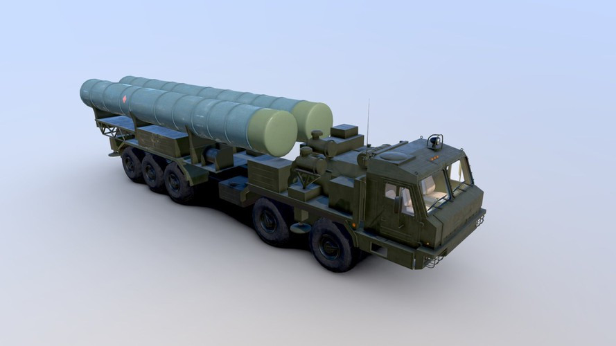 Ngoài ra so với Patriot của Mỹ thì S-400 Triumf đa năng hơn, khi nó được thiết kế để tiêu diệt cả máy bay lẫn tên lửa hành trình cũng như đạn đạo, thay vì chỉ tập trung chống tên lửa đạn đạo như tổ hợp PAC 3.