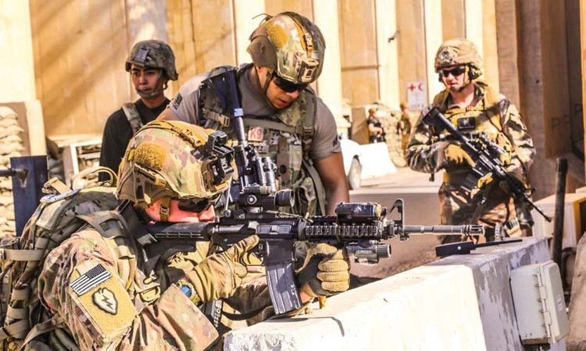 Những bức ảnh nguồn tin cung cấp cho Fox News cho thấy xe chở Soleimani bị cháy rụi và thi thể ông nằm tại hiện trường.