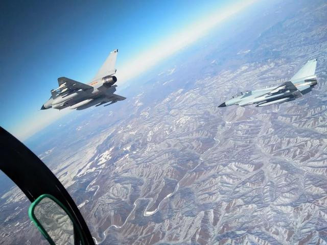 Bên cạnh đó, việc đưa một dòng máy bay chiến đấu mới như J-10 vào biên chế là phải đồng bộ và tuân thủ các tiêu chuẩn cũng như hệ thống hỗ trợ thiết bị hàng không của Không quân Trung Quốc. Vấn đề này quá tốn kém đối với hầu hết các Lực lượng Không quân vốn đã quen với các tiêu chuẩn của Nga hoặc Mỹ.