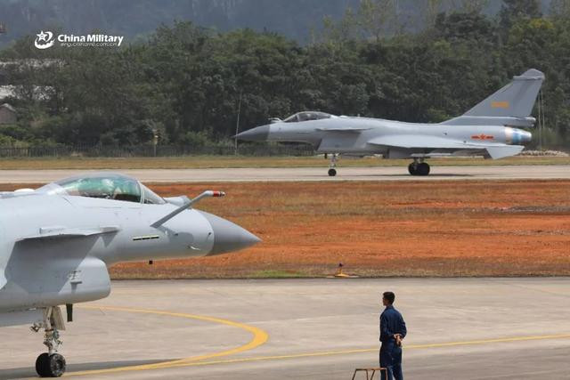 Với định kiến cho rằng, thiết bị của không quân Trung Quốc chỉ đơn giản là "không đáng nhắc đến" so với thiết bị của Mỹ; vì vậy họ tiếp tục kéo dài, tăng hạn phi đội máy bay chiến đấu F-14 mua từ thời vua Pahlavi; mặc dù vào thời điểm năm 2016, họ đã có cơ hội mua máy bay chiến đấu mới, khi đó lệnh cấm vận quốc tế được nới lỏng.