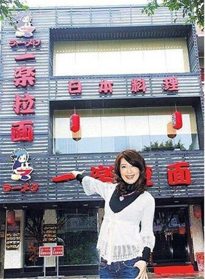 Nữ diễn viên chụp ảnh bên quán mì ramen do ông xã đầu tư và cho cô toàn quyền quản lý.
