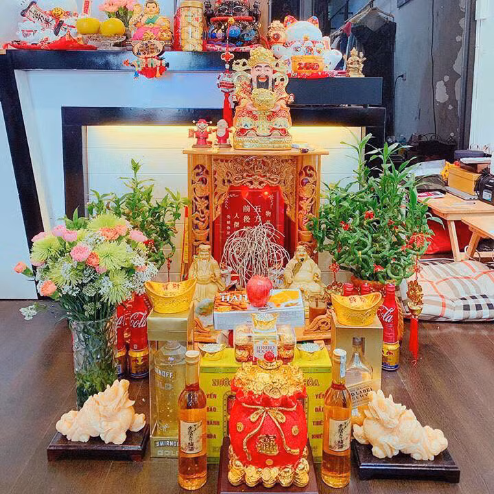 Không lau dọn bàn thờ sạch sẽ: Bát hương và ông Thần Tài, bộ đồ thờ sứ mua về phải lau rửa sạch sẽ trước khi đem đi thờ cúng. Vào ngày rằm, mùng 1 phải dùng khăn sạch để vệ sinh bàn thờ. * Thông tin mang tính chất tham khảo, chiêm nghiệm.