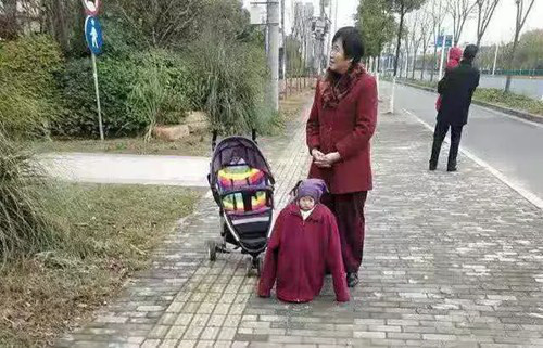 Nho ong ba trong chau vai hom, bo me suyt khong nhan ra con-Hinh-2