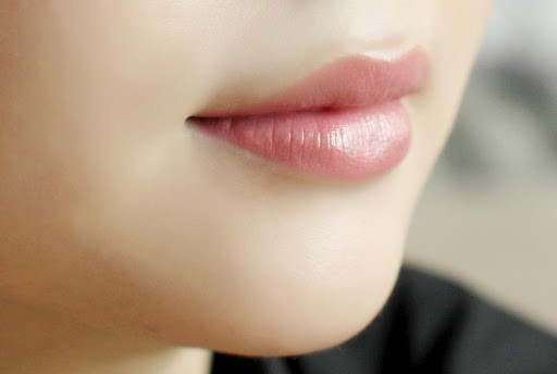  2. Môi hồng hào, luôn căng mọng: Ở môi có nhiều mao mạch, đó cũng được xem là bộ phận nhạy cảm nhất của cơ thể. Khi quan sát môi của mỗi người thì có thể biết họ có vấn đề hay là không. Nếu đôi môi lúc nào cùng hồng hào, đầy đặn, dùng tay xoa rất đàn hồi thì chứng tỏ khỏe mạnh. 