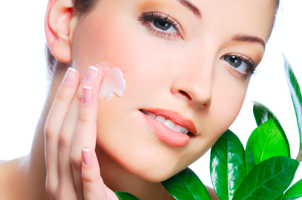 Nếu khuôn mặt hồng hào thì điều đó chứng tỏ một người đang khỏe mạnh, nhưng ngược lại nếu như một người có khuôn mặt xám xịt điều đó có nghĩa là cuộc sống không tốt, tinh thần mệt mỏi. Thế nhưng nếu khuôn mặt đỏ bừng bừng thì chứng tỏ cơ thể đang có chất độc, nên lưu ý đừng chủ quan sức khỏe. 