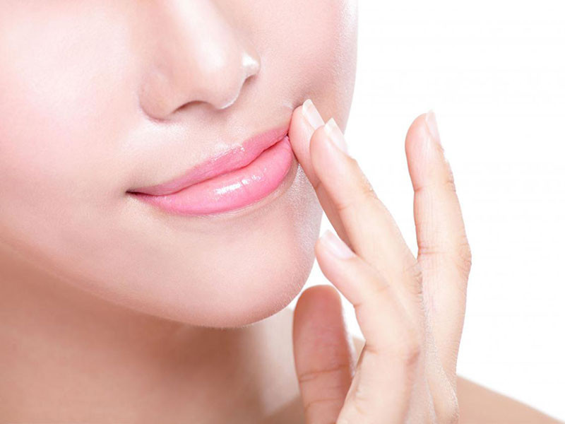 Ngược lại nếu đôi môi không hồng hào, có mày trắng nhợt thì chứng tỏ người này khí huyết không đủ, nghiệm trọng hơn có thể dẫn tới thiếu máu. 