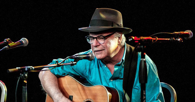 Nam ca si om dan guitar dot tu tren san khau