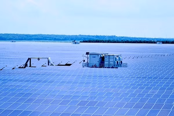 Nha may nang luong dien mat troi 'khung' tren ho Dau Tieng-Hinh-2