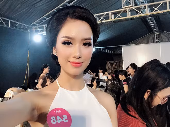 Trần Ngọc Lâm (22 tuổi) là cô gái gây chú ý khi giành ngôi vị á khôi 1 cuộc thi Press Beauty - Tài sắc nữ sinh Báo chí. Ngoài ra, cô còn đạt giải phụ Best Catwalk. Ít lâu sau, 9X tiếp tục lọt top 43 Hoa hậu Việt Nam 2018. Ngọc Lâm đã tốt nghiệp ngành Báo in (khoa Báo chí, Học viện Báo chí và Tuyên truyền), hiện là nhân viên content marketing.