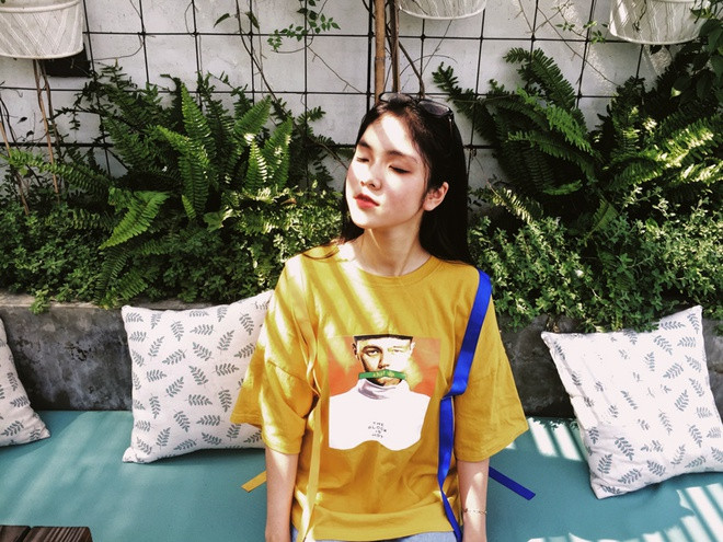 Đào Ngọc Hương Xuân (sinh năm 2003) hiện là học sinh THPT Nguyễn Huệ, Yên Bái. Cô là nữ sinh khá có tiếng trong trường và là gương mặt nổi bật của dàn hot girl Yên Bái. 10X sở hữu làn da trắng, gương mặt xinh xắn với đôi mắt to tròn. Ngoài ra, Hương Xuân còn được khen có vóc dáng chuẩn cùng chiều cao 1,64 m.