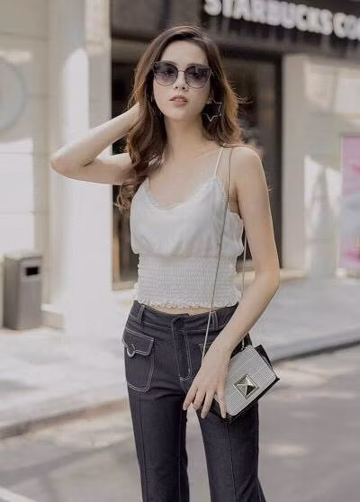 Bên cạnh công việc nhân viên marketing, cô còn là người mẫu ảnh. Ngoài ra, 9X còn được biết đến là "hot girl giỏi võ". Cô từng giành huy chương bạc nội dung kumite, huy chương đồng nội dung kata đồng đội nữ tại Đại hội Thể dục thể thao tỉnh Yên Bái 2013, giải nhất kumite nữ tại Giải Karate và Vovinam mở rộng 2012 và nhiều giải thưởng cấp huyện.