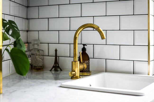 Mạ vàng đồ dùng nhà bếp là ý tưởng trang trí hay ho được người Nga tận dụng tối đa.