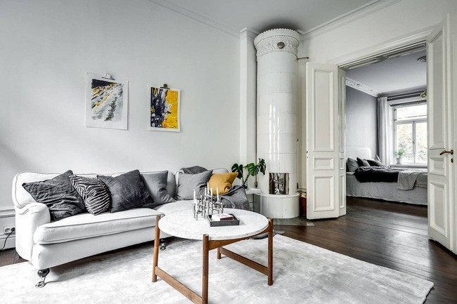 Phòng khách nối tiếp phòng ngủ có cửa ngăn cách riêng biệt.