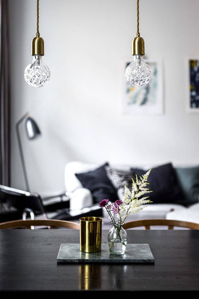 Trang trí xinh xắn, nhẹ nhàng nhưng vô cùng nổi bật trên bàn ăn.