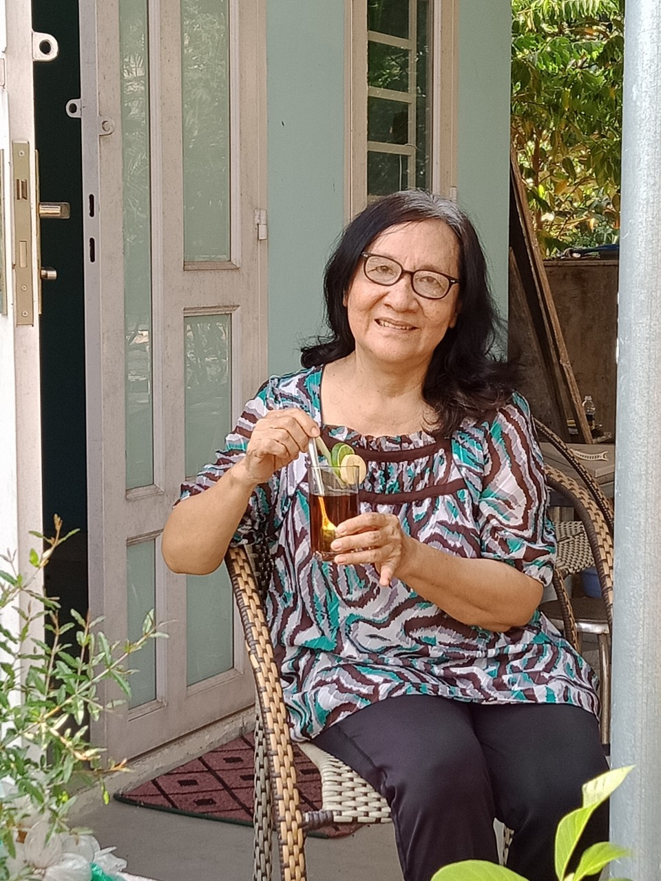 Ba ngoai U70 cach ly con chau, song mot minh giua nha vuon