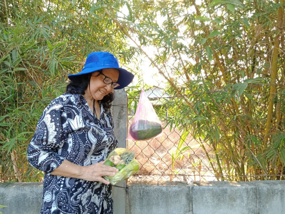 Ba ngoai U70 cach ly con chau, song mot minh giua nha vuon-Hinh-3